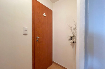 chodba - Prodej bytu 2+kk v osobním vlastnictví 44 m², Hradec Králové