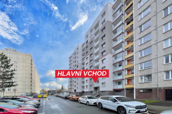 hlavní vchod - Prodej bytu 2+kk v osobním vlastnictví 44 m², Hradec Králové