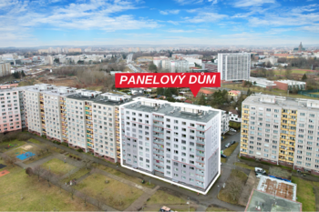 vyznačený panelový dům - Prodej bytu 2+kk v osobním vlastnictví 44 m², Hradec Králové