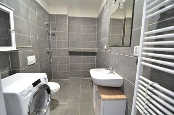 koupelna s WC , sprchovým koutem a pračkou - Pronájem bytu 2+1 v osobním vlastnictví 57 m², Praha 4 - Michle