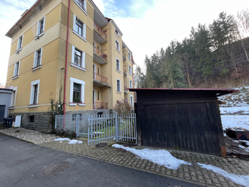 vlastní garáž na pozemku domu - Prodej bytu 3+1 v osobním vlastnictví 84 m², Železný Brod