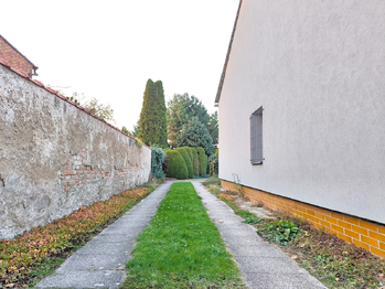 Příjezdová cesta č. 1.  - Prodej domu 263 m², Kostelec nad Labem