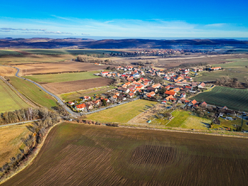 Prodej pozemku 9099 m², Hostomice