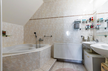 Koupelna s WC - Prodej domu 112 m², Nupaky