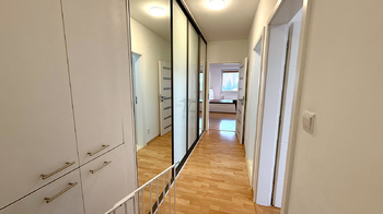 Vstupní hala - Prodej bytu 2+kk v osobním vlastnictví 60 m², Praha 9 - Horní Počernice