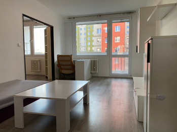 Obývací pokoj - Pronájem bytu 3+1 v osobním vlastnictví 75 m², Praha 8 - Libeň