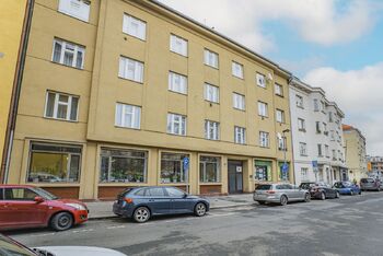 Pohled na dům z ulice - Pronájem bytu 3+kk v osobním vlastnictví 80 m², Praha 6 - Bubeneč 