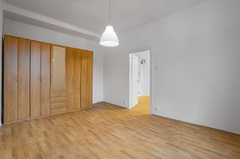 Pohled z pokoje do obývacího pokoje s kuch. linkou - Pronájem bytu 3+kk v osobním vlastnictví 80 m², Praha 6 - Bubeneč