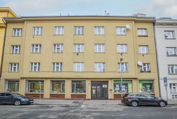 Pohled na dům z ulice - Pronájem bytu 3+kk v osobním vlastnictví 80 m², Praha 6 - Bubeneč