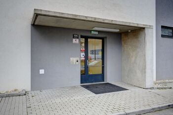 vstup do domu - Pronájem bytu 1+kk v osobním vlastnictví 39 m², Brno