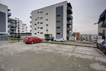 pohled na bytový dům - Pronájem bytu 1+kk v osobním vlastnictví 39 m², Brno