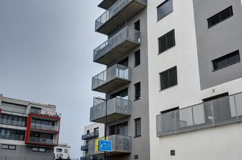 pohled na balkon - Pronájem bytu 1+kk v osobním vlastnictví 39 m², Brno