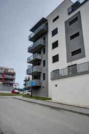 pohled na balkon - Pronájem bytu 1+kk v osobním vlastnictví 39 m², Brno