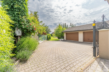 Prodej domu 420 m², Černolice