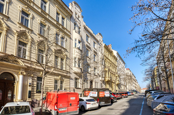 Pohled do ulice - Prodej komerčního prostoru 86 m², Praha 2 - Vinohrady