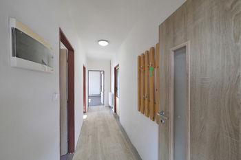 Dolní byt chodba - Prodej domu 150 m², Úžice