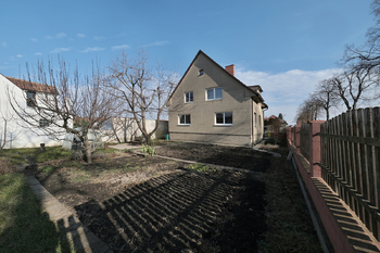 Dům ze zahrady - Prodej domu 150 m², Úžice