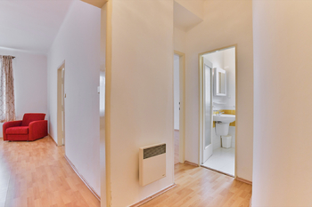 1.NP - pohled z předsíně - Prodej domu 171 m², Praha 10 - Hostivař
