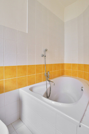 1.NP - koupelna - Prodej domu 171 m², Praha 10 - Hostivař