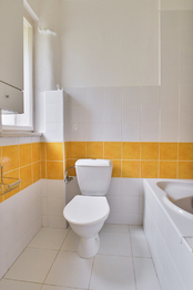 1.NP - koupelna s toaletou - Prodej domu 171 m², Praha 10 - Hostivař