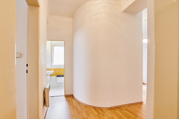1.NP - předsíň - Prodej domu 171 m², Praha 10 - Hostivař