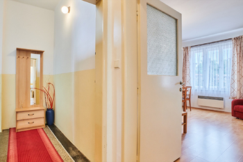 1.NP - pohled z předsíně - Prodej domu 171 m², Praha 10 - Hostivař