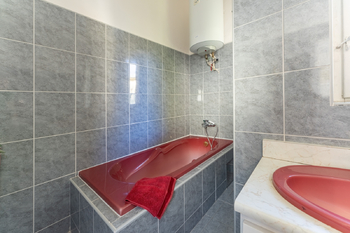 2.NP - koupelna s vanou - Prodej domu 171 m², Praha 10 - Hostivař