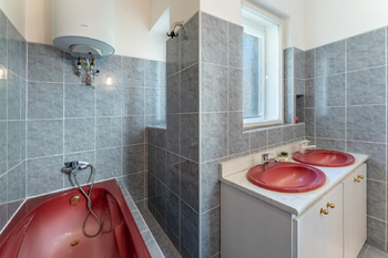 2.NP - koupelna - Prodej domu 171 m², Praha 10 - Hostivař