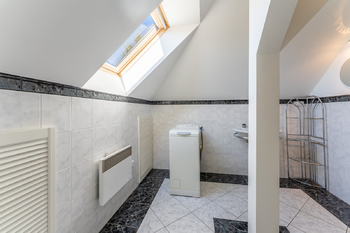 3.NP - prostorná koupelna - Prodej domu 171 m², Praha 10 - Hostivař