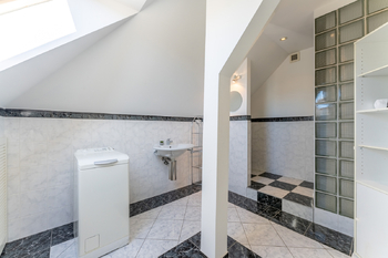 3.NP - prostorná koupelna - Prodej domu 171 m², Praha 10 - Hostivař