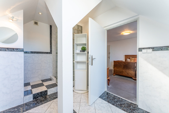 3.NP - pohled do ložnice - Prodej domu 171 m², Praha 10 - Hostivař