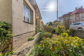 záhon před domem - Prodej domu 171 m², Praha 10 - Hostivař