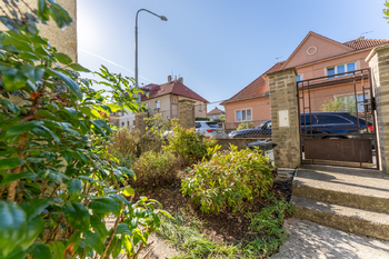 růžové záhony jsou v létě kouzelné - Prodej domu 171 m², Praha 10 - Hostivař