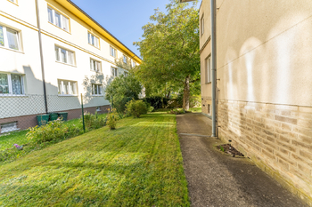 okolí domu - Prodej domu 171 m², Praha 10 - Hostivař