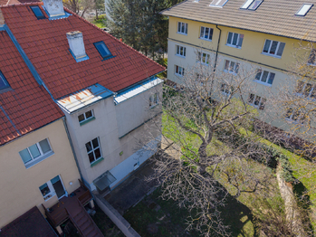 zadní část domu - Prodej domu 210 m², Praha 10 - Hostivař