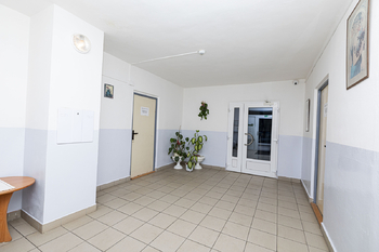 vchod do domu - Pronájem bytu 2+1 v družstevním vlastnictví 55 m², Roudnice nad Labem