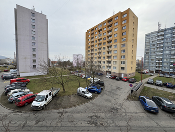 výhled z bytu - Pronájem bytu 2+1 v družstevním vlastnictví 55 m², Roudnice nad Labem