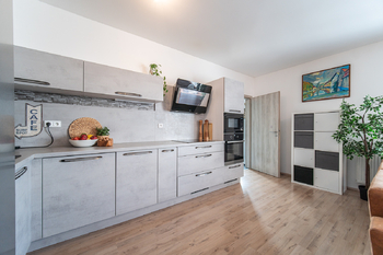 Vybavená moderní kuchyně - Prodej domu 84 m², Unhošť