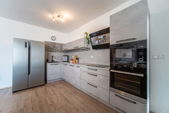 Vybavená moderní kuchyně - Prodej domu 84 m², Unhošť