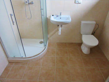 Koupelna se sprchovým koutem a wc. - Pronájem bytu 2+kk v osobním vlastnictví 48 m², Dražice