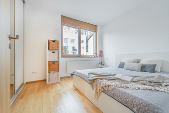 ložnice - Prodej bytu 2+kk v osobním vlastnictví 56 m², Praha 8 - Libeň