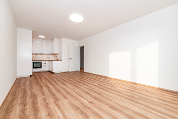 Obývací pokoj - Pronájem bytu 2+kk v osobním vlastnictví 79 m², Praha 9 - Prosek