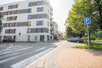 Přední pohled na dům - Pronájem bytu 2+kk v osobním vlastnictví 50 m², Hradec Králové