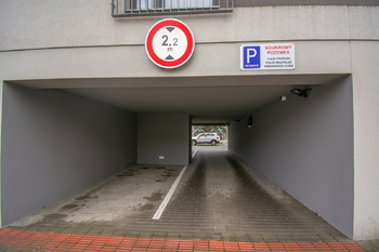 Průjezd na soukromé parkoviště - Pronájem bytu 2+kk v osobním vlastnictví 50 m², Hradec Králové