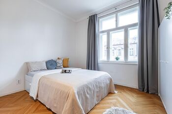 Obývací pokoj - Pronájem bytu 1+kk v osobním vlastnictví 30 m², Praha 3 - Žižkov