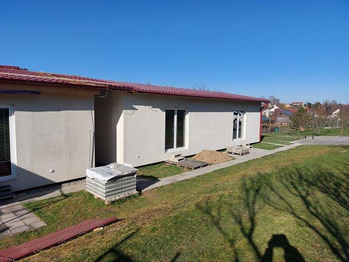 Probíhají  úpravy exteriérů. - Pronájem bytu 2+kk v osobním vlastnictví 48 m², Dražice