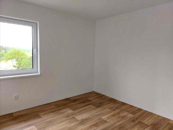 Jeden z pokojů. - Pronájem bytu 2+kk v osobním vlastnictví 48 m², Dražice
