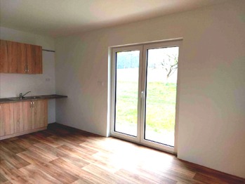 Pokoj s kuchyňským koutem. - Pronájem bytu 2+kk v osobním vlastnictví 48 m², Dražice