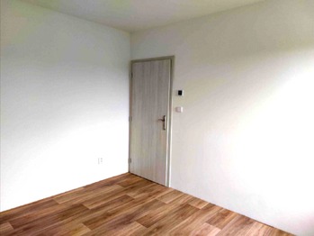 Dveře do pokojů. - Pronájem bytu 2+kk v osobním vlastnictví 48 m², Dražice