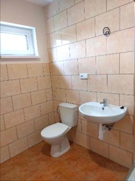 WC a koupelna se sprchovým koutem. - Pronájem bytu 2+kk v osobním vlastnictví 48 m², Dražice